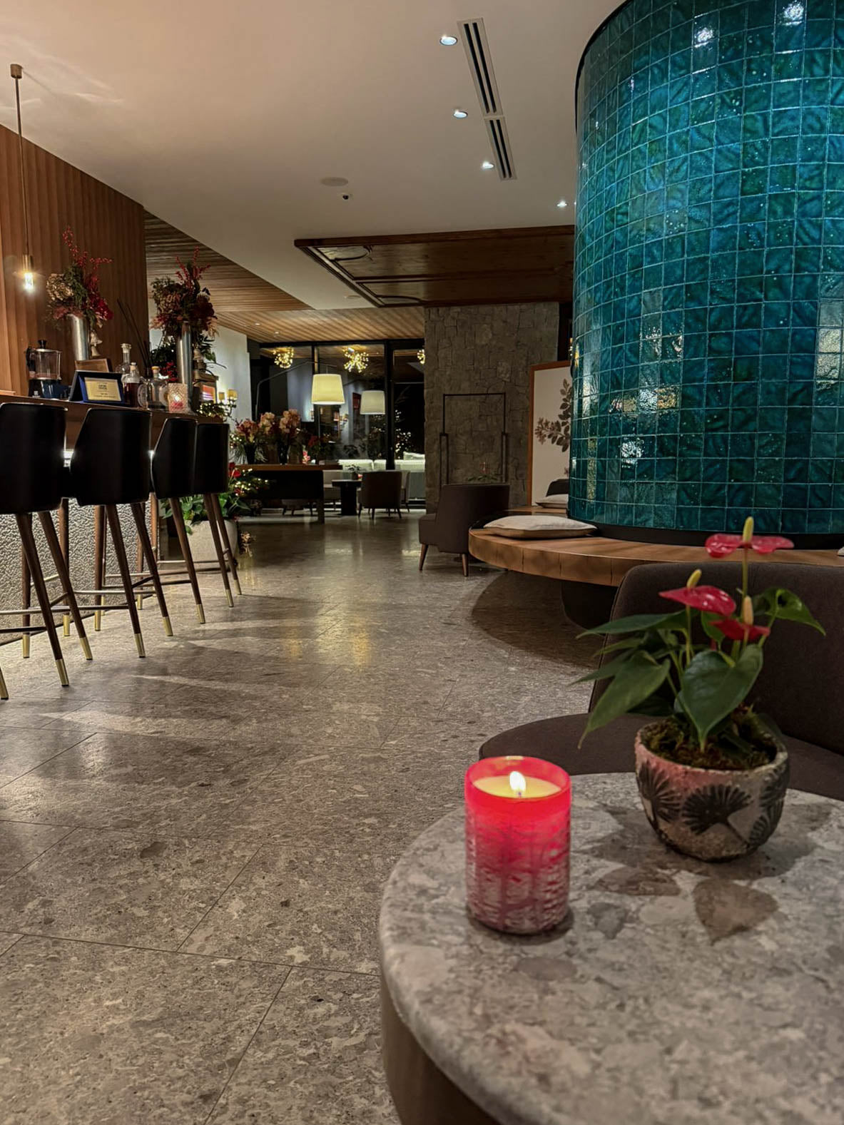 Rosae candle, in red and pink tones with pure silver leaf, in a luxury hotel lobby