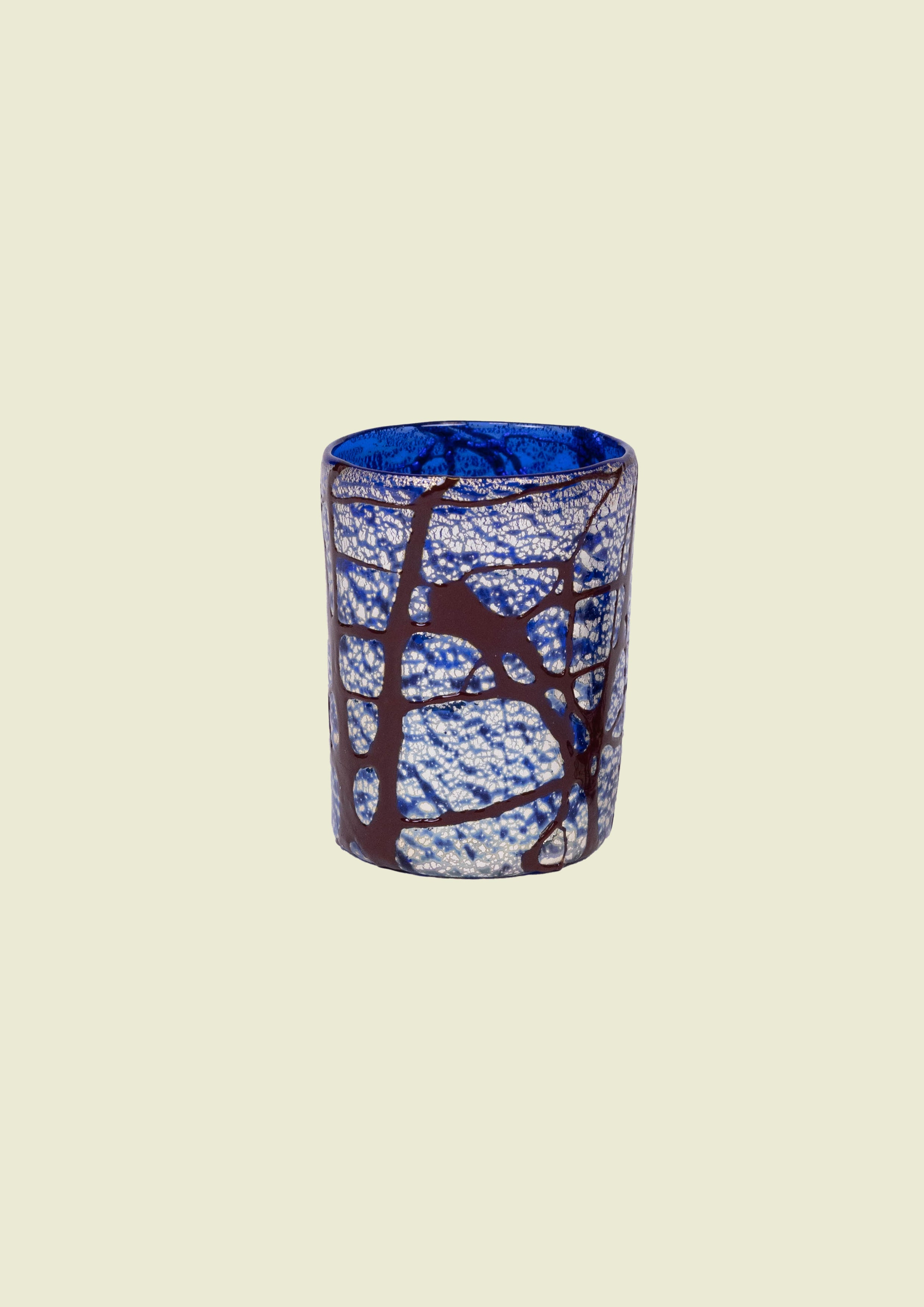 Hand-blown Venetian glass tumbler in blue and bordeaux tones with pure silver leaf, handcrafted in Venice by Forma Comptus